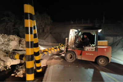 撫州市公路事業(yè)發(fā)展中心資溪分中心連夜處置涵洞限高架確保道路機動車輛安全生產(chǎn)